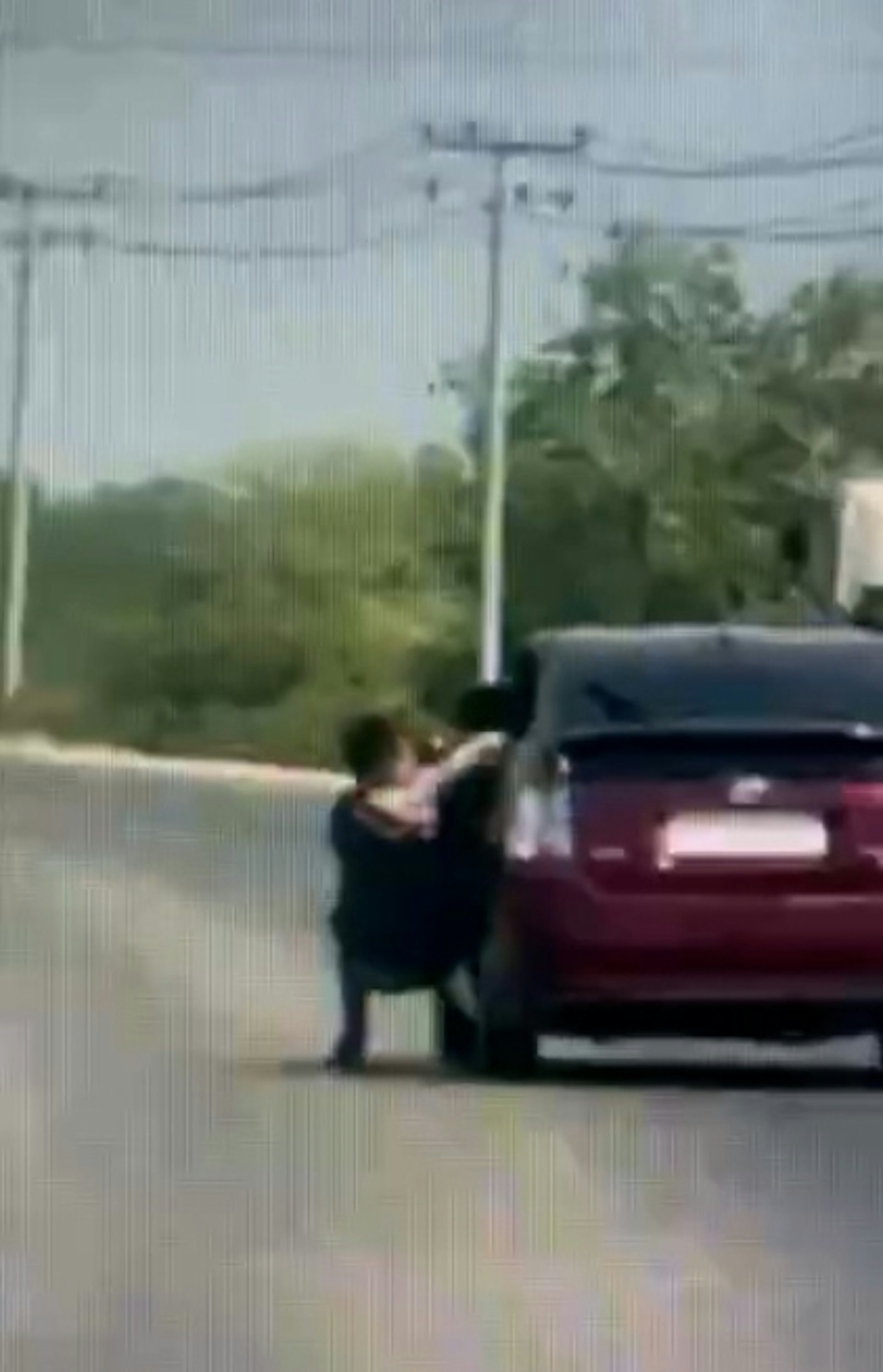 中國男子遭接機人員綁架，途中果斷跳車脫險，影片顯示過程極為驚險。（《柬中時報》）
