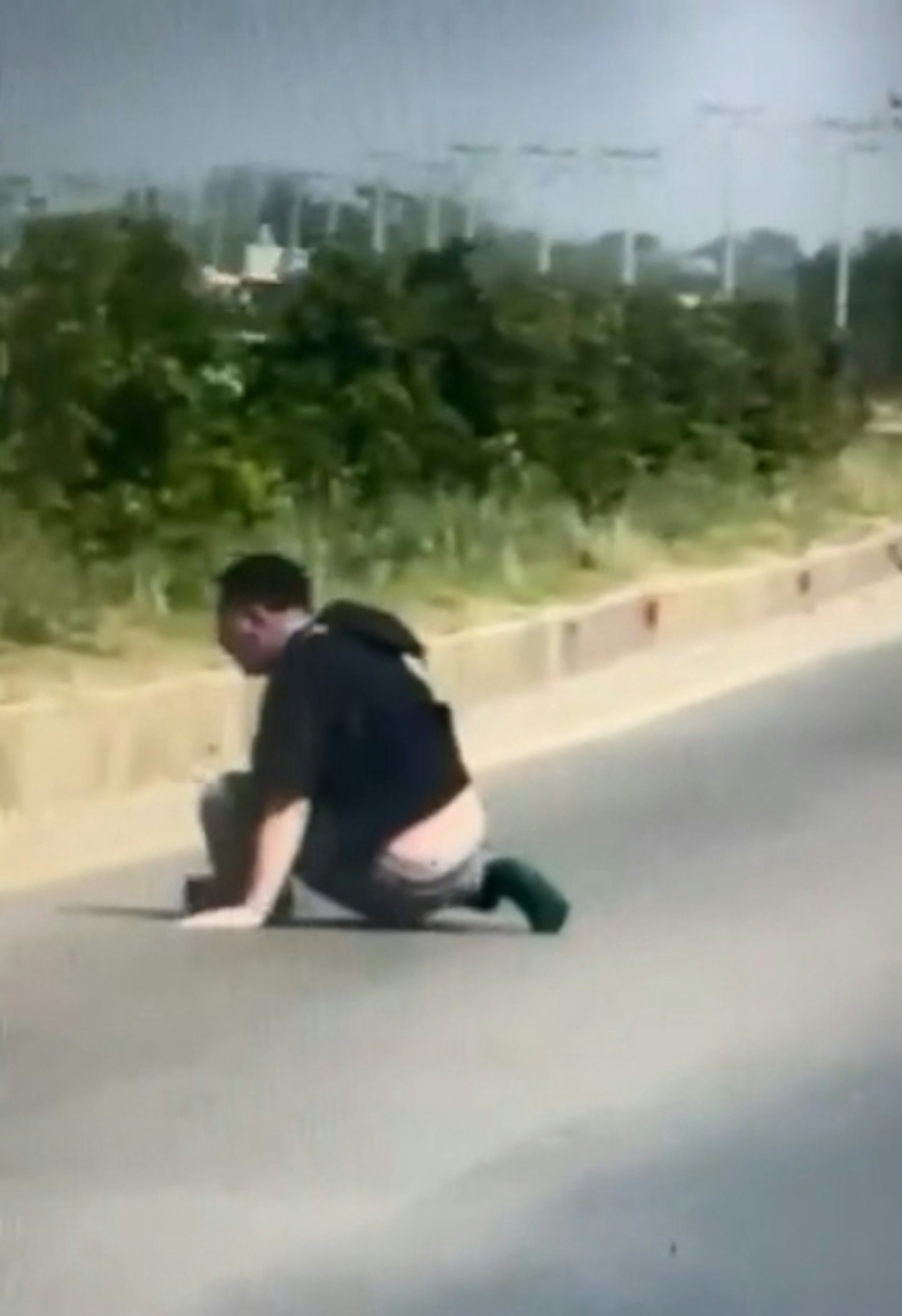 中國男子遭接機人員綁架，途中果斷跳車脫險，影片顯示過程極為驚險。（《柬中時報》）