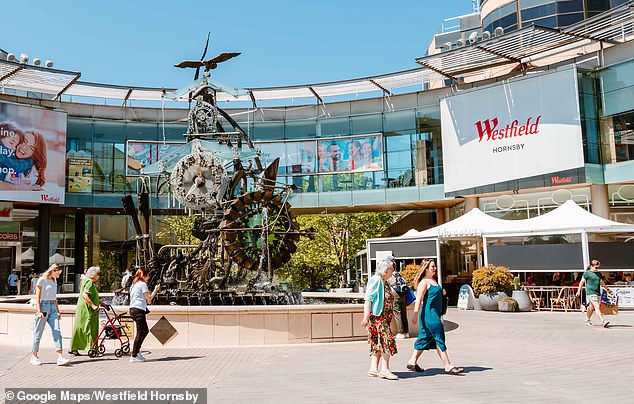 据称一名男子在霍恩斯比的 Westfield 购物中心被刺多刀