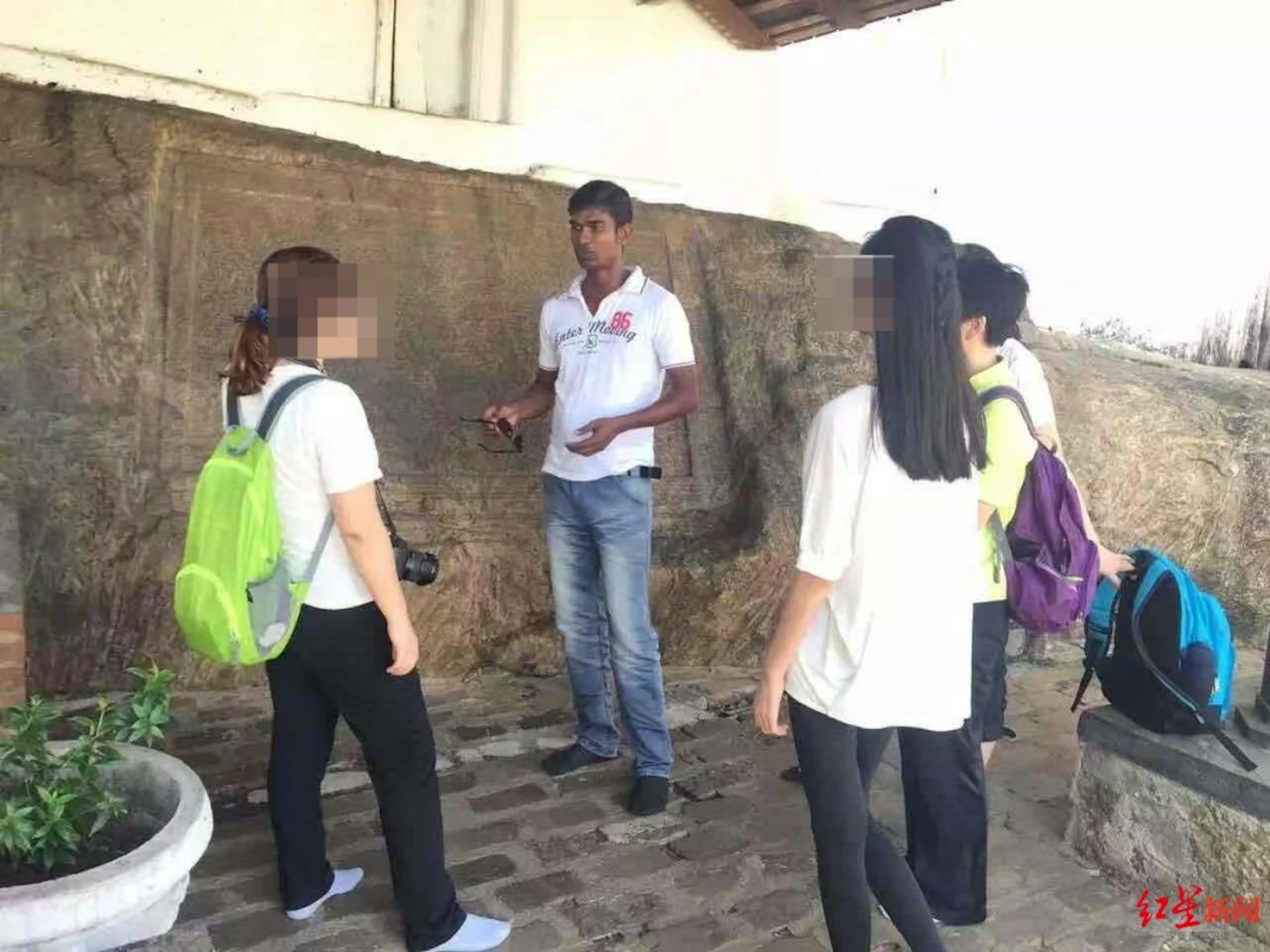 克里什（左二）對於有遊客從火車上墮軌一事感到非常痛心。（紅星新聞）