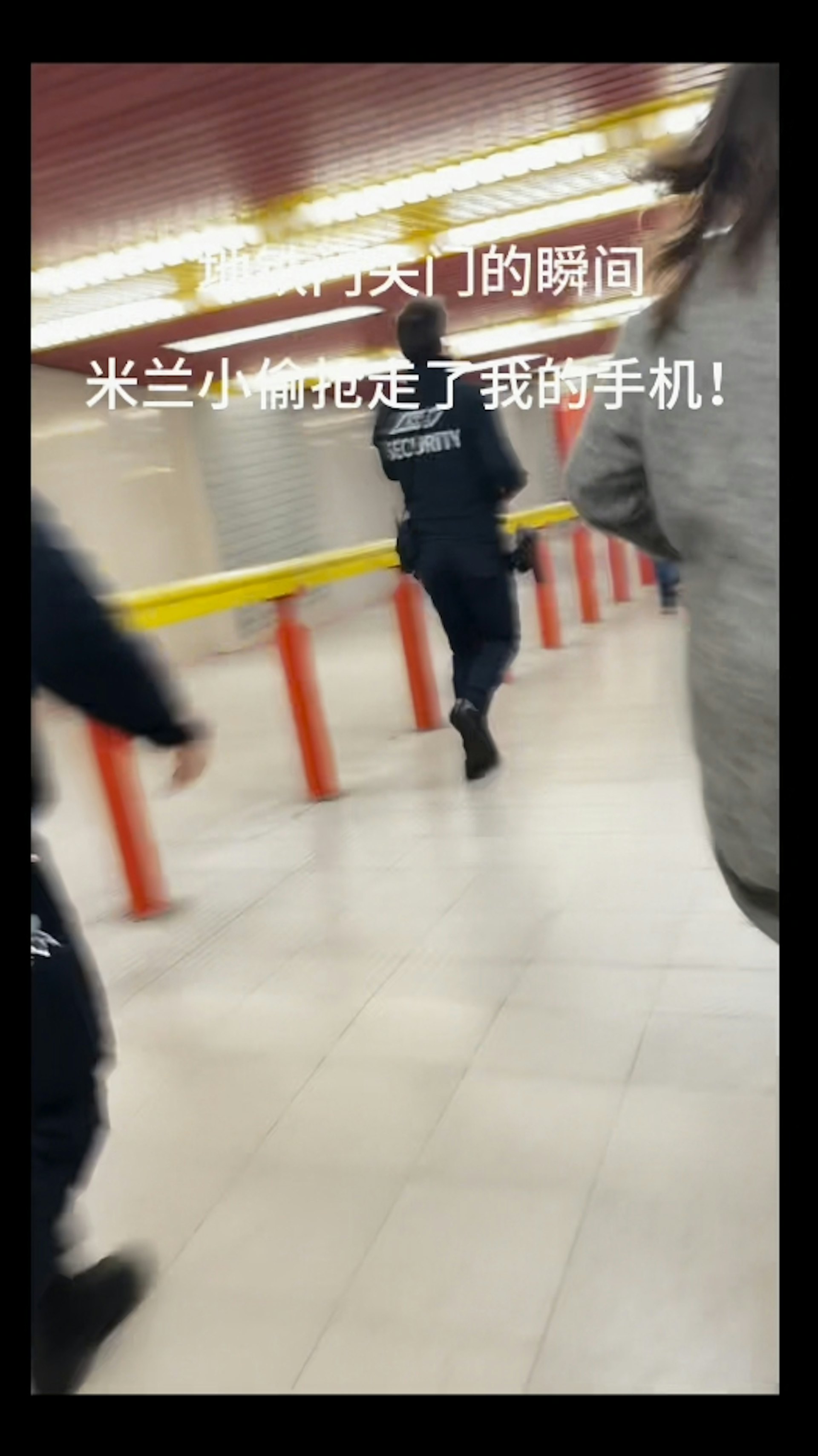 事主與2名友人追賊時，在地鐵入口遇上警察，警員立即協助他們在車站內尋找小偷。（影片截圖）