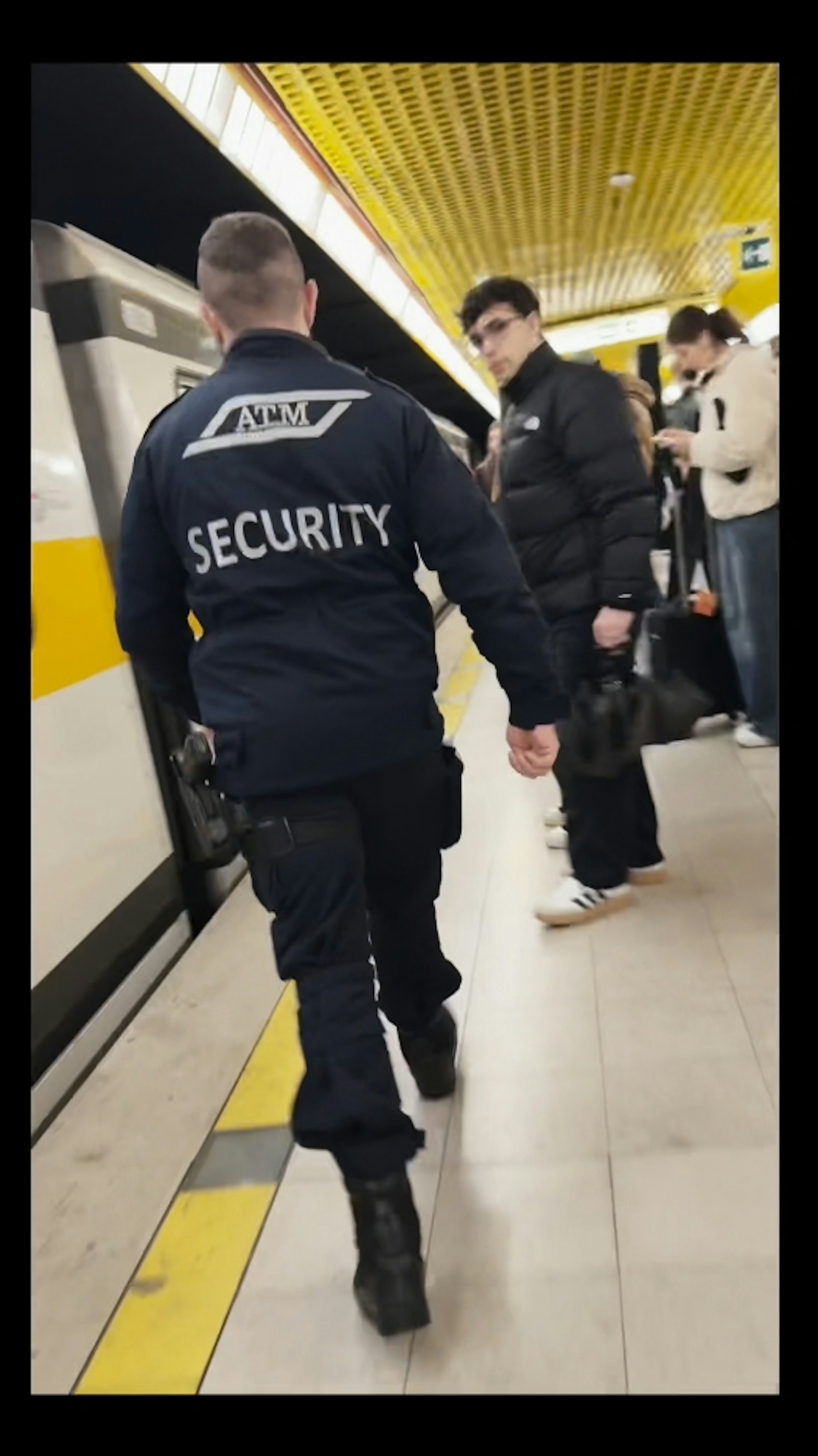 事主與2名友人追賊時，在地鐵入口遇上警察，警員立即協助他們在車站內尋找小偷。（影片截圖）