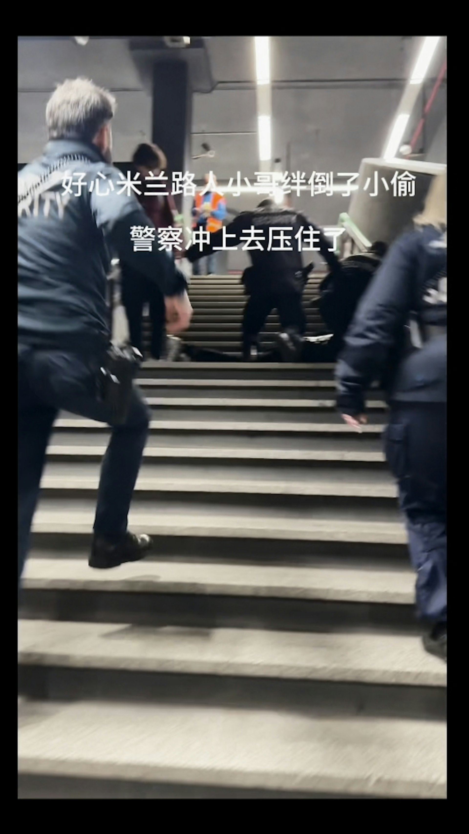 在路人及警察的幫助下，他們成功將小偷擒獲。（影片截圖）