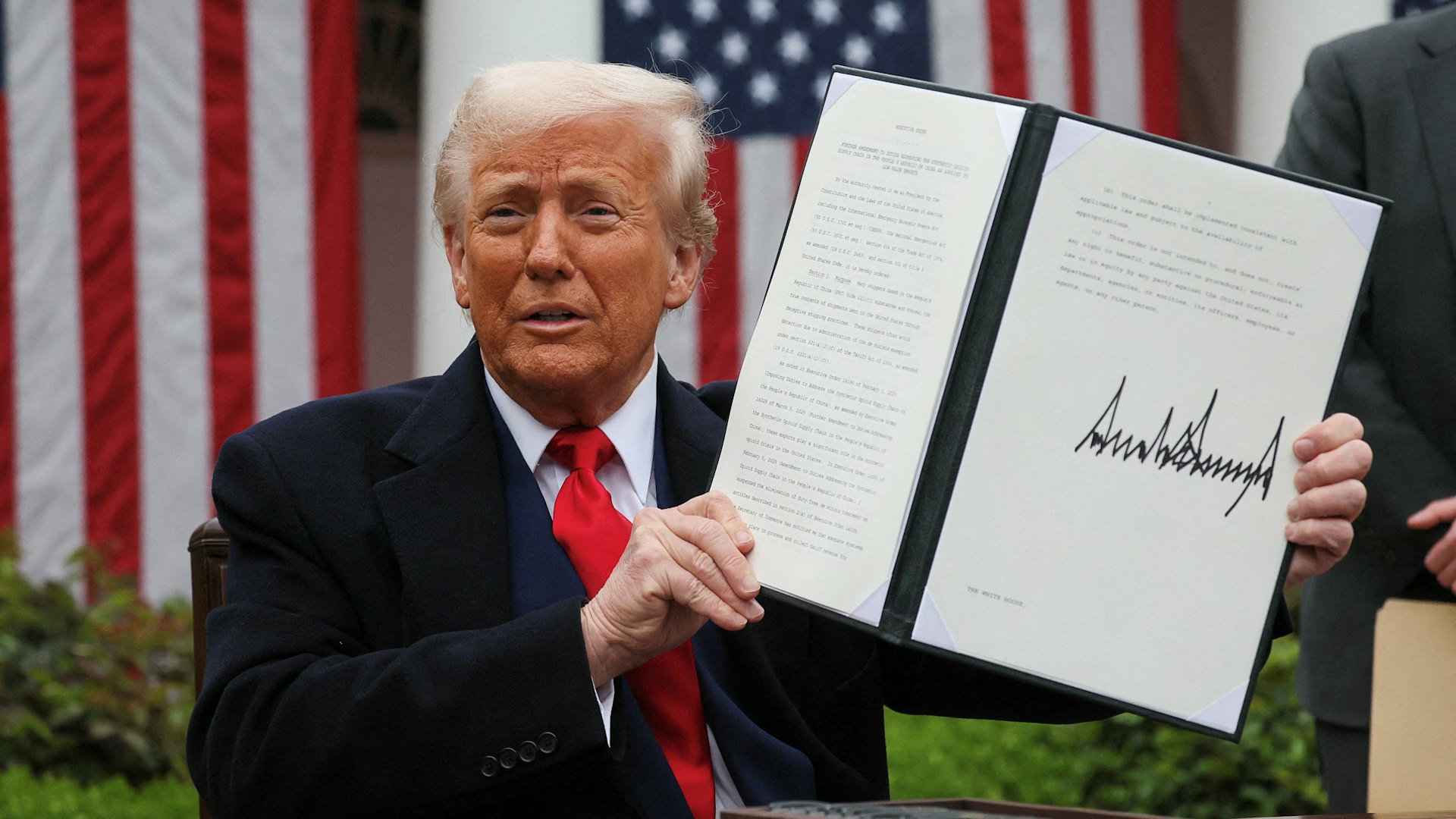 2025年4月2日，美國華盛頓白宮玫瑰園，總統特朗普（Donald Trump，又譯川普）手持簽署的關稅行政命令。（Reuters）