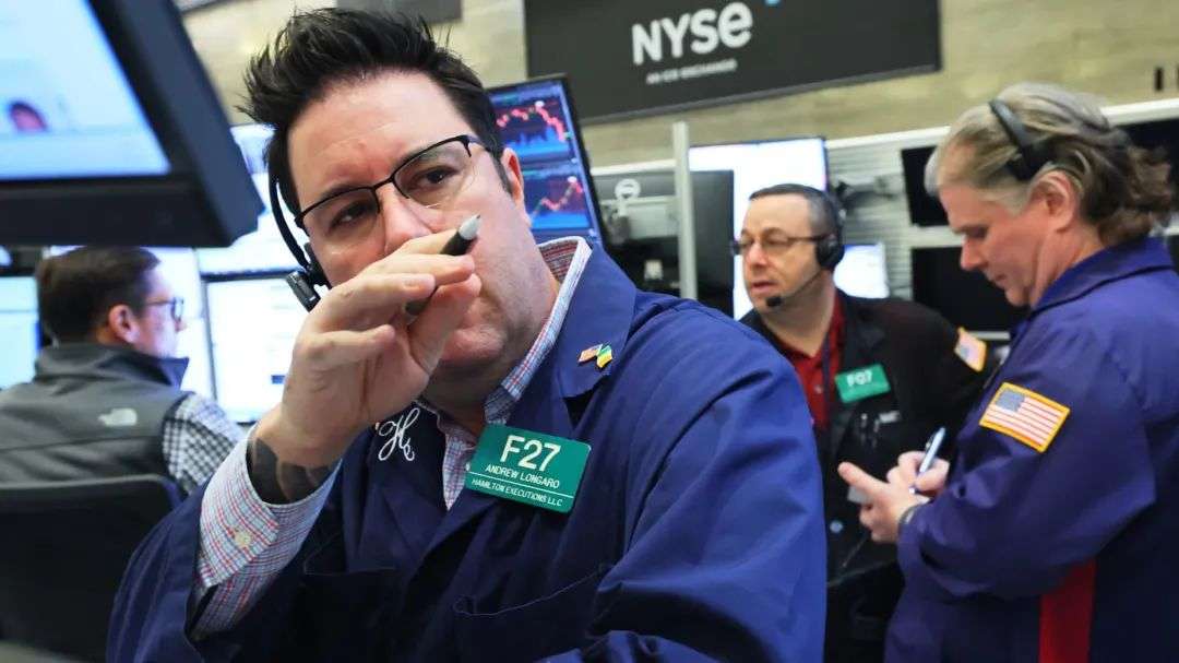 NEW YORK, NEW YORK - APRIL 08: Traders work on the floor of the New York Stock Exchange during morning trading on April 08, 2025 in New York City. All three major stock indexes bounced back with the Dow Jones leading the way opening up over 1,000 points after three days of volatility sparked by U.S. President Donald Trump’s tariff rollout and other countries' retaliations which brought about the biggest equity losses since the pandemic.  (Photo by Michael M. Santiago/Getty Images)