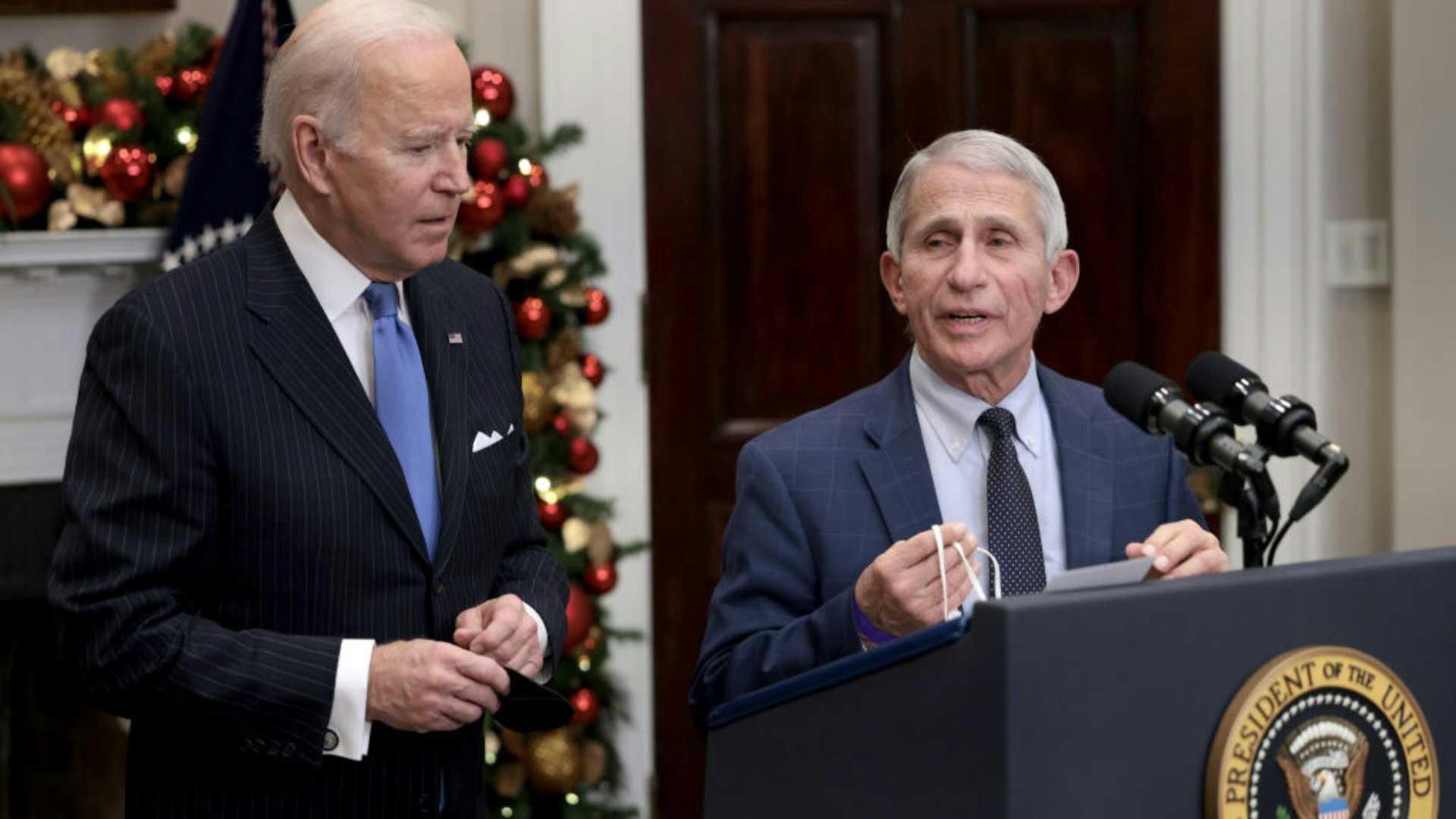 2021年11月29日，时任美国家过敏与传染病研究所长福奇（Anthony Fauci）与时任总统拜登（Joe Biden）在华盛顿特区白宫出席新型冠状病毒应对小组会议后，一起发表讲话。（Getty）