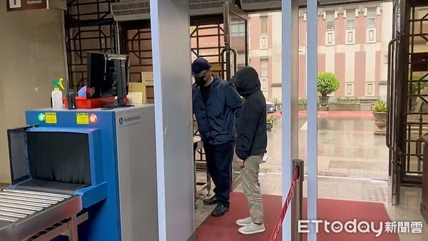 ▲▼涉3度掺老鼠药险些毒死澳洲男友的杨姓女子（杨锦屏，暂时匿名），被起诉涉犯杀人未遂罪嫌、求刑8年，今（7日）到台北地院出庭不认罪，要求做精神鉴定。（图／记者黄哲民摄）