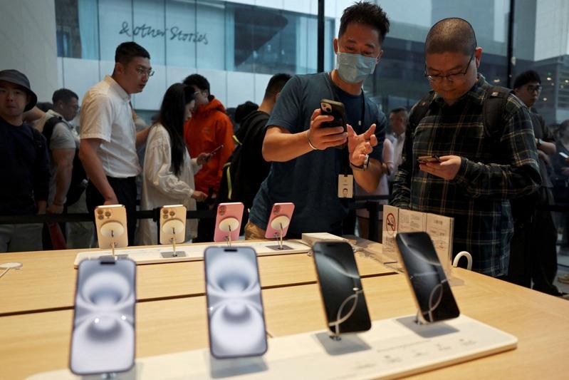 苹果iPhone 16在中国再次降价促销，图为北京一家苹果门市展售的iPhone 16系列手机。（路透）