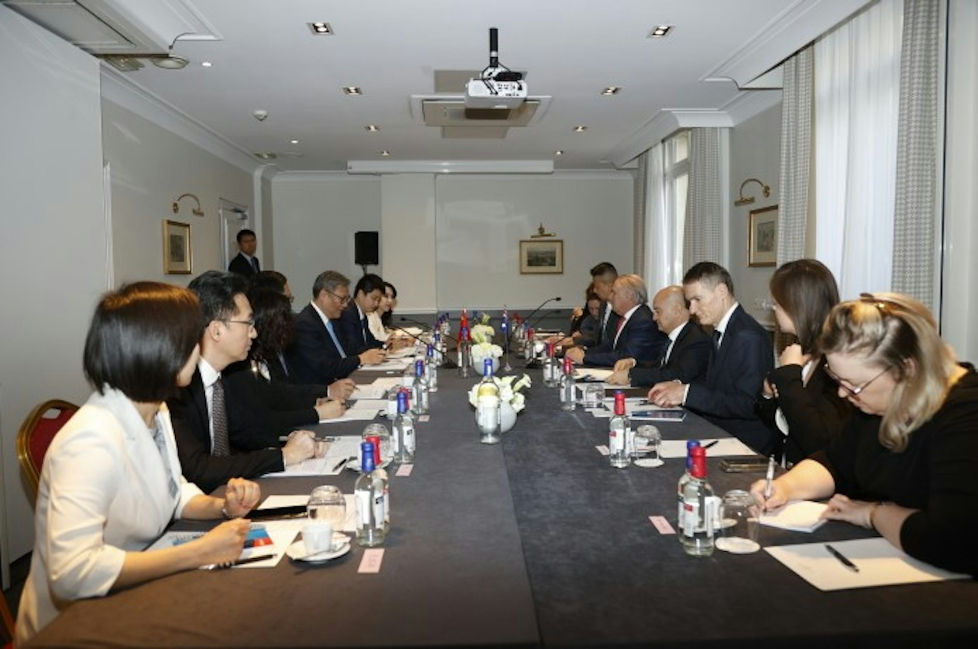 中国商务部部长王文涛6月3日在法国巴黎出席世贸组织小型部长会议期间，会见澳洲贸易部长法瑞尔（中国商务部）