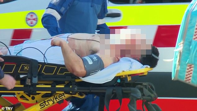 视频捕捉到了医护人员将一名头部大量出血的男子送上救护车的瞬间
