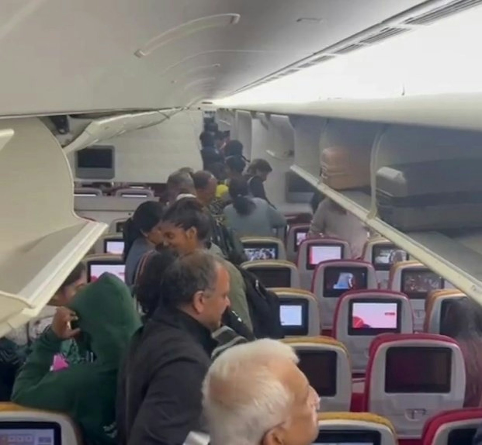 印度航空编号AI180的航班的乘客在机上等待数小时后，最终需要落机等候安排。（X/@BenefitNews24 图片）