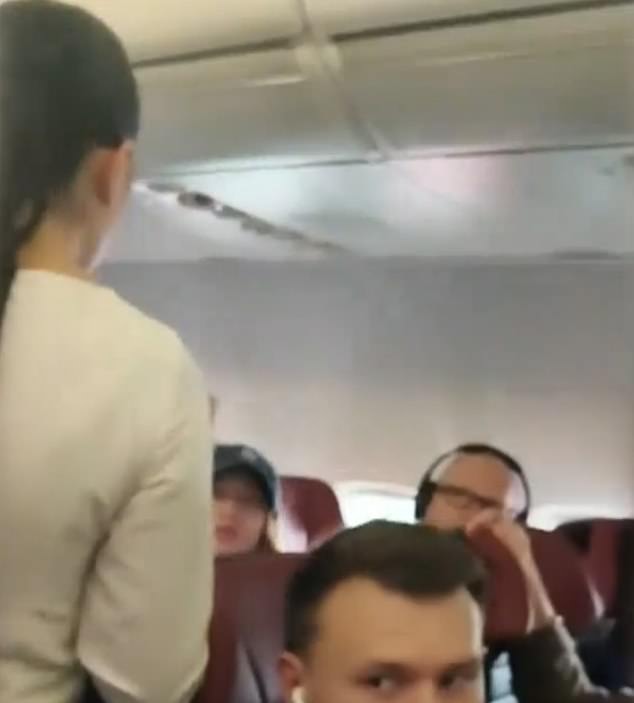 该女子声称，一名空姐要求她“脱掉衣服”，并要求她取下腰包