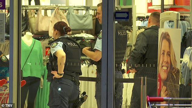 警察在凯马特进行调查，目击者称其中一名男孩已经逃跑