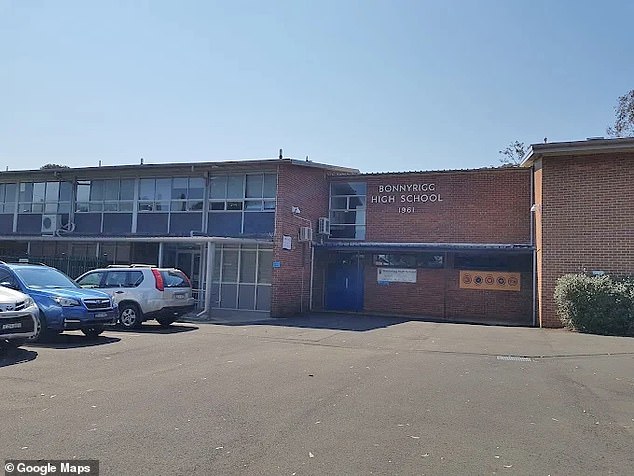 位于悉尼西部的邦尼里格高中于周三上午 11 点 30 分将学生疏散到椭圆形操场上