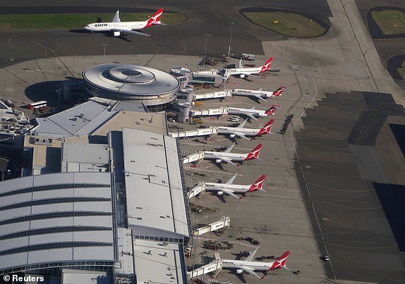 FILE PHOTO: Qantas Airways planes are parked at the domestic terminal at Sydney airport in Australia, July 1, 2017. Picture taken July 1, 2017.   REUTERS/David Gray/File Photo