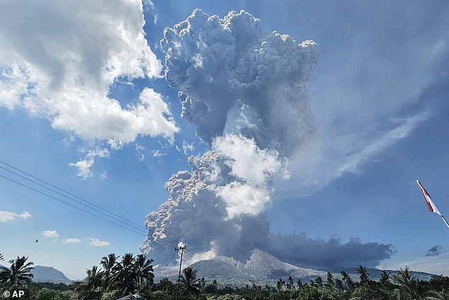 印度尼西亚的勒沃托比拉基拉基火山周一爆发，这是该火山数月内第二次喷发（如图）