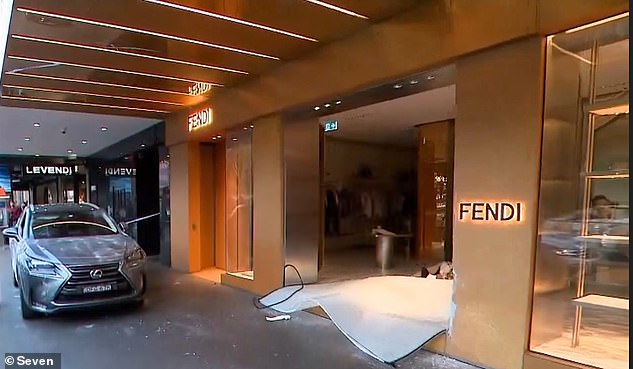 这群厚颜无耻的窃贼闯入了位于悉尼中央商务区伊丽莎白街和市场街拐角处的芬迪商店（如图）