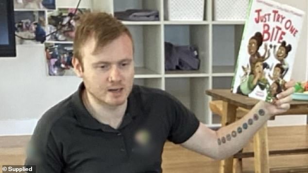 26岁的约书亚·戴尔·布朗(Joshua Dale Brown)来自墨尔本库克角(Point Cook),他曾在自己工作的23家日托中心与儿童互动。布朗已被指控70多项儿童性犯罪。