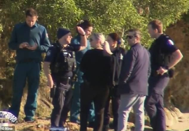 一名女性尸体在 Currumbin Creek 被发现漂浮，目前调查正在进行中（图为现场救援人员）
