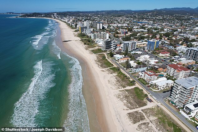 周日早上，棕榈滩的海滩游客们震惊地发现了一具女性尸体