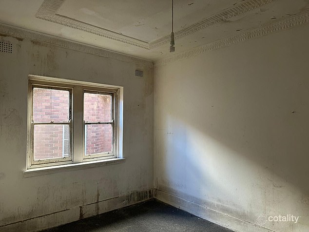 The listing shows peeling paint and dirty walls, offering $550 per week for the privilege