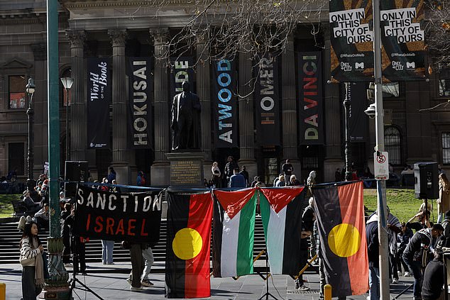 2025 年 8 月 3 日星期日,墨尔本维多利亚州立图书馆“自由巴勒斯坦”集会前的景象。(AAP 图片/Con Chronis)禁止存档