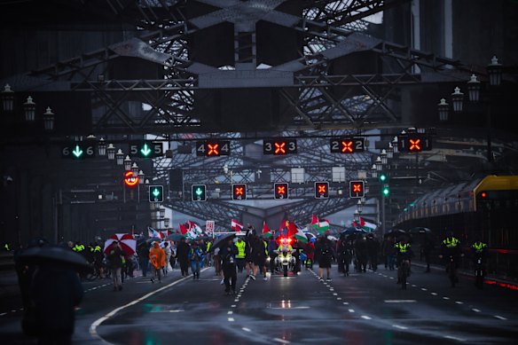 下午 3 点后,警方要求抗议者停止向北行走,以确保人群安全。