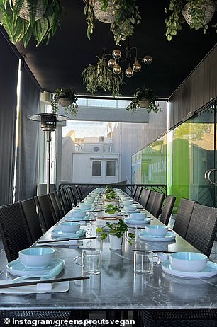 这家餐馆还以推到顾客餐桌的点心车和以植物为基础的菜单而闻名