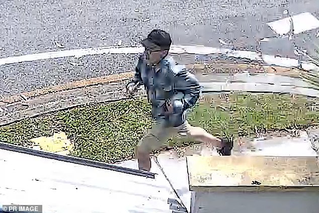 袭击发生后,肇事者逃离现场,并在几天后登上了一架飞往中国的航班。