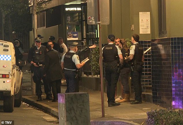 一名枪手在悉尼内西区一家酒吧外开枪，两名男子被击中