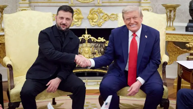 2025年8月18日，美国总统唐纳德·J·特朗普（右）在美国华盛顿特区白宫椭圆形办公室会见乌克兰总统弗拉基米尔·泽连斯基（左）