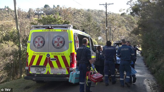 两名男子在一所房子里被发现有刀伤,一名女子生命垂危