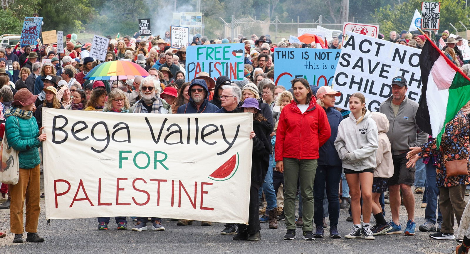 抗议者举着标语牌沿路游行