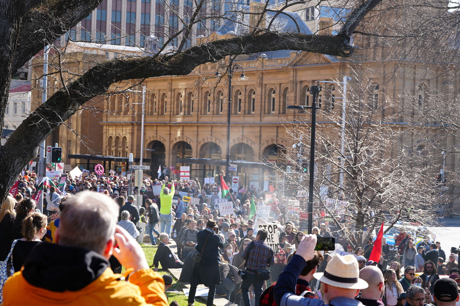 一群抗议者穿过霍巴特邮局游行到富兰克林广场。