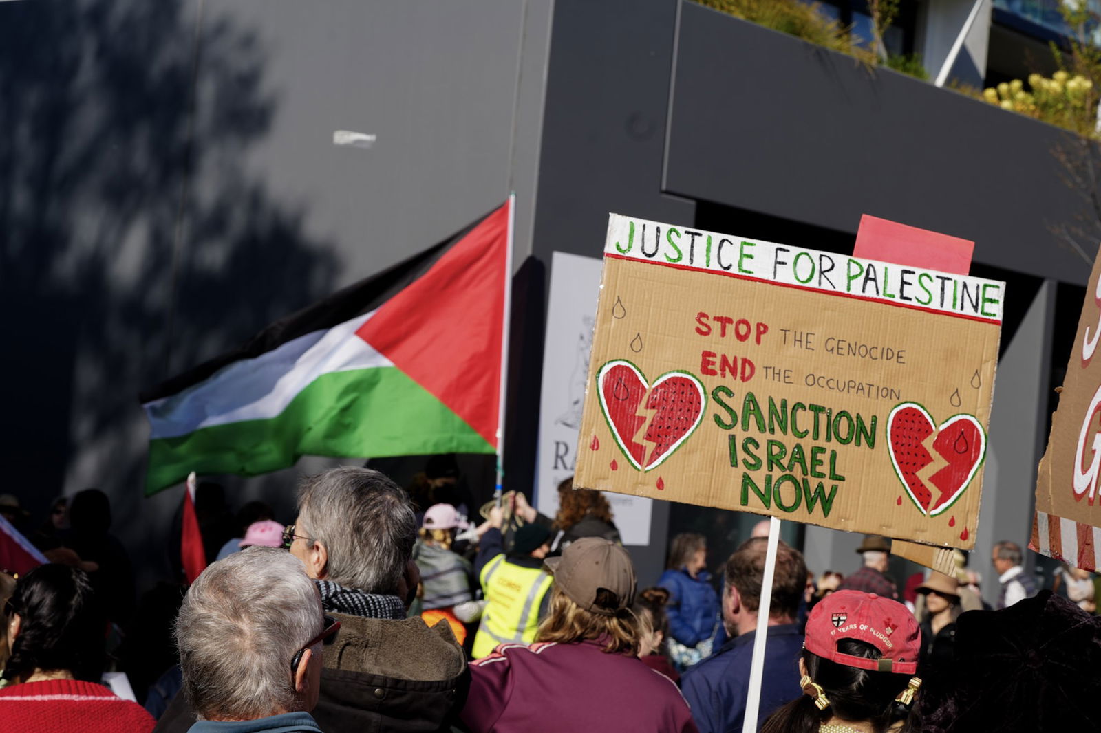 手工制作的纸板标语，呼吁对以色列实施制裁。