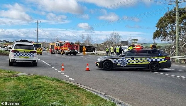 校车翻车，一名女学生死亡，一名男学生重伤