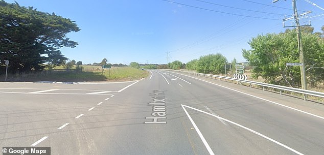 事故发生在周三上午 8 点 20 分，地点位于维多利亚州吉朗郊外 Stonehaven 的 Hamilton Highway 和 Friend In Hand Road 交叉口处。