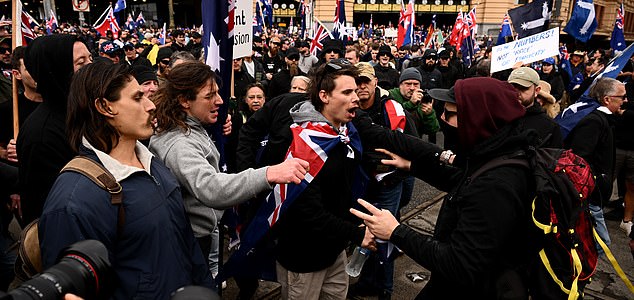 epa12338731 2025 年 8 月 31 日星期日,在墨尔本举行的澳大利亚反移民游行集会期间,抗议者聚集在弗林德斯街车站外,发生斗殴。EPA/JOEL CARRETT 澳大利亚和新西兰出局