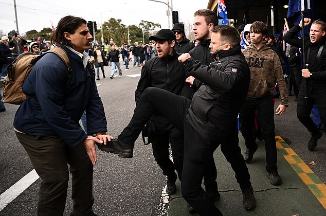 epa12338729 2025 年 8 月 31 日星期日,在墨尔本举行的澳大利亚反移民游行集会期间,抗议者聚集在弗林德斯街车站外,发生斗殴。EPA/JOEL CARRETT 澳大利亚和新西兰出局