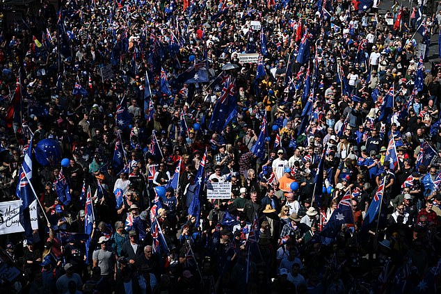 2025年8月31日星期日,抗议者在悉尼参加澳大利亚反移民游行集会。(AAP图片/Dean Lewins)无存档