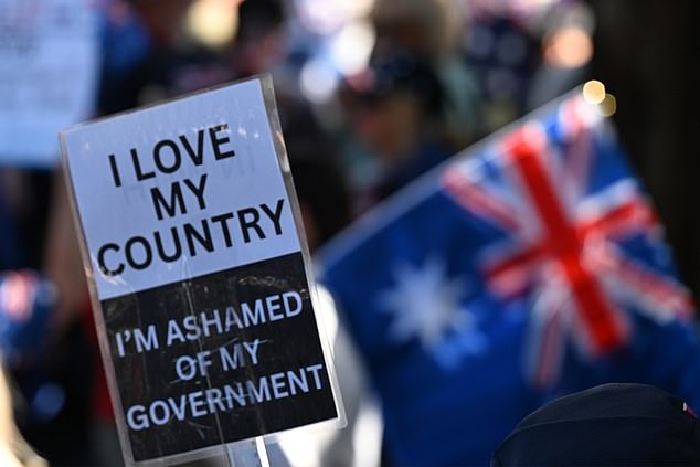 2025年8月31日星期日,抗议者在悉尼参加澳大利亚反移民游行集会。(AAP图片/Dean Lewins)无存档