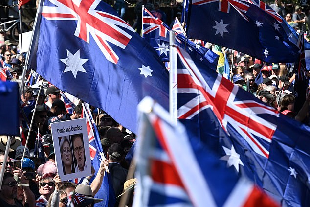 2025年8月31日星期日,抗议者在悉尼参加澳大利亚反移民游行集会。(AAP图片/Dean Lewins)无存档