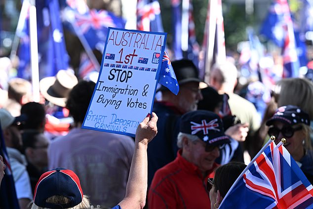 2025年8月31日星期日,抗议者在悉尼参加澳大利亚反移民游行集会。(AAP图片/Dean Lewins)无存档