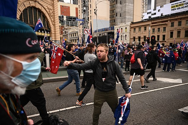 2025 年 8 月 31 日星期日,抗议者在墨尔本举行的澳大利亚反移民游行集会上聚集在弗林德斯街车站外。(AAP 图片/Joel Carrett)无存档