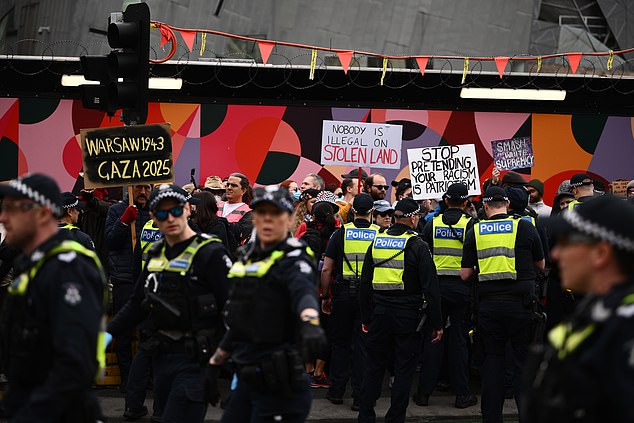 epa12338735 2025 年 8 月 31 日星期日,在墨尔本举行的澳大利亚反移民游行集会期间,维多利亚州警方在弗林德斯街车站外隔离反抗议者。EPA/JOEL CARRETT 澳大利亚和新西兰出局