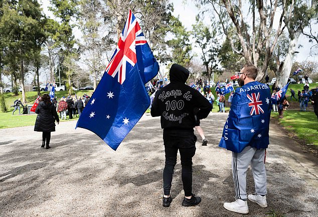 澳大利亚阿德莱德——2025年8月31日:反移民抗议者从澳大利亚阿德莱德的朗德尔公园(Rundle Park)出发游行。各种右翼和民族主义团体呼吁在8月31日在澳大利亚多个城市举行反移民集会,理由是他们担心边境政策和文化融合问题。警方和社区领袖警告称,由于支持多元化组织的反抗议活动预计将同时进行,可能会发生冲突。(图片来源:Tracey Nearmy/Getty Images)