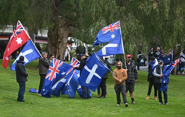 澳大利亚阿德莱德 - 8月31日:2025年8月31日,反移民抗议者聚集在澳大利亚阿德莱德的朗德尔公园。各种右翼和民族主义团体呼吁在8月31日在澳大利亚多个城市举行反移民集会,理由是他们担心边境政策和文化融合问题。警方和社区领袖警告称,由于支持多元化组织的反抗议活动预计将同时进行,可能会发生冲突。(图片来源:Tracey Nearmy/Getty Images)