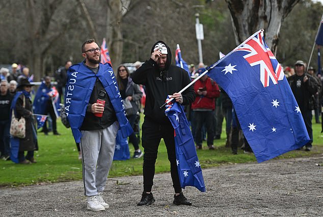 澳大利亚阿德莱德 - 8月31日:2025年8月31日,反移民抗议者聚集在澳大利亚阿德莱德的朗德尔公园。各种右翼和民族主义团体呼吁在8月31日在澳大利亚多个城市举行反移民集会,理由是他们担心边境政策和文化融合问题。警方和社区领袖警告称,由于支持多元化组织的反抗议活动预计将同时进行,可能会发生冲突。(图片来源:Tracey Nearmy/Getty Images)