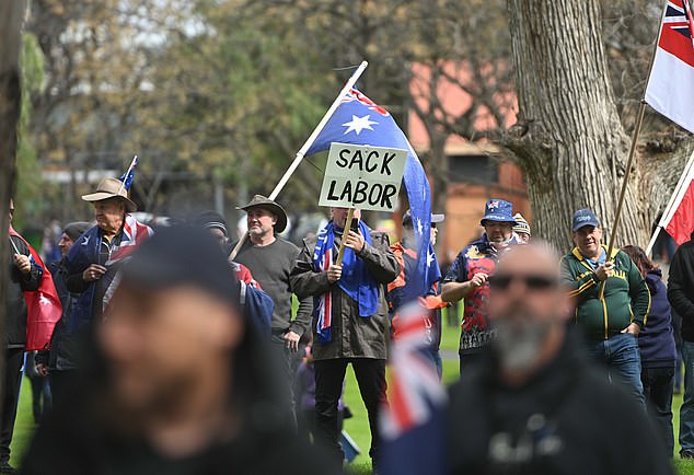 澳大利亚阿德莱德 - 8月31日:2025年8月31日,反移民抗议者聚集在澳大利亚阿德莱德的朗德尔公园。各种右翼和民族主义团体呼吁在8月31日在澳大利亚多个城市举行反移民集会,理由是他们担心边境政策和文化融合问题。警方和社区领袖警告称,由于支持多元化组织的反抗议活动预计将同时进行,可能会发生冲突。(图片来源:Tracey Nearmy/Getty Images)