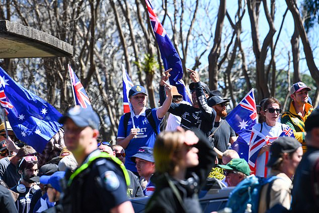 2025 年 8 月 30 日星期六,在布里斯班举行的澳大利亚反移民游行集会上,抗议者向反抗议者做出回击。(AAP 图片/Jono Searle)无存档